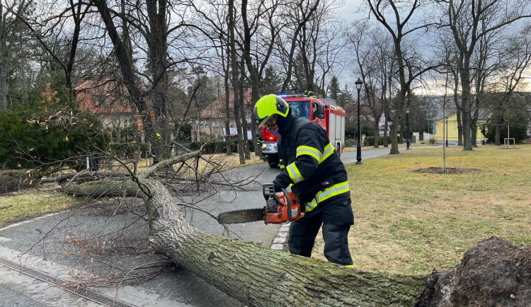 Silný vítr komplikoval dopravu, lámal stromy a strhával plechy. Hasiči měli 130 zásahů