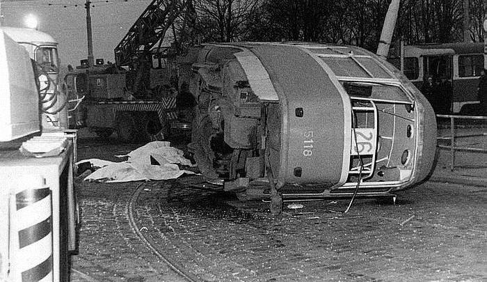 Při nejhorší tramvajové nehodě v Praze zemřelo sedm lidí včetně šestiletého dítěte.