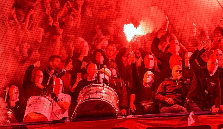 Fanoušci Slavie měli být po výhře v Turecku brutálně napadeni. Některé z nich údajně pobodali