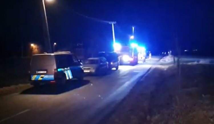 Senioři si vyšli po silnici v tmavém oblečení. Jeden nepřežil srážku s autem