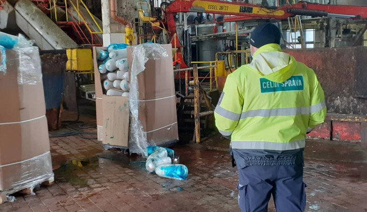 Do Česka mířilo deset tun zteplalého kebabu. Přivezl jej polský kamion.