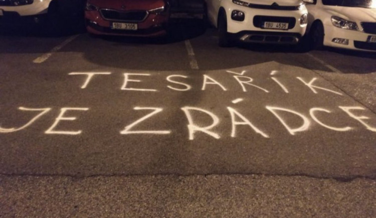 Odpůrci vládních opatření zaútočili na lidoveckého poslance nenávistným nápisem.