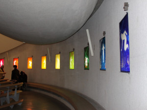 Kundera jako Jidáš. Brněnský futuristický kostel připomíná autorovo „selhání“