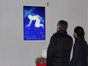 Kundera jako Jidáš. Brněnský futuristický kostel připomíná autorovo „selhání“