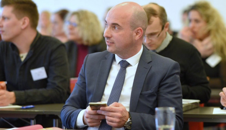 Členové koalice ve vedení města Plzně vyzývají k rezignaci prvního náměstka primátora Romana Zarzyckého.