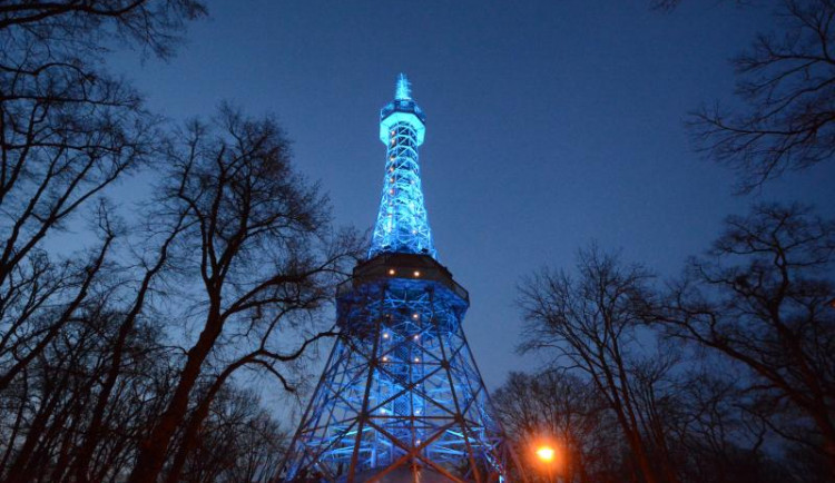 Petřín bude dnes i zítra svítit v barvách Ukrajiny