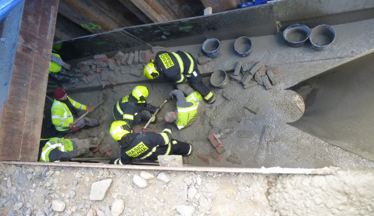 Dva dělníky v Praze zalili při práci do tekutého betonu