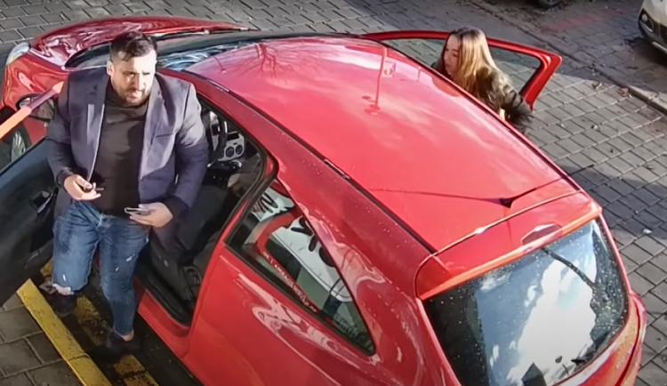 Podvodníci v Brně hráli na city. Žena předstírala těhotenství vycpaným břichem