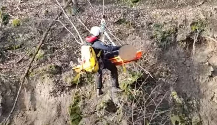 VIDEO: Muž spadl ze srázu a zranil se. Nemohl mluvit ani chodit, v lese zůstal celou noc