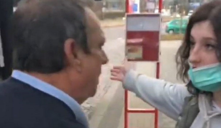 VIDEO: Dostanete přes držku, vy hovado jedno. Řidič autobusu nepomohl vozíčkáři, pak napadl cestující