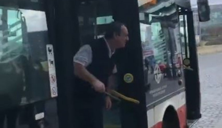 Tento případ využijeme v rámci školení řidičů, reaguje dopravní podnik na video řidiče, který útočil na cestující