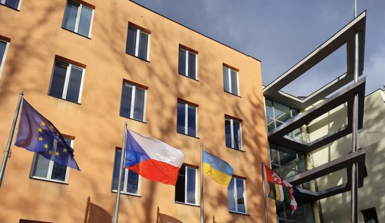 Jihočeský kraj vyvěsil na krajském úřadě ukrajinskou vlajku.