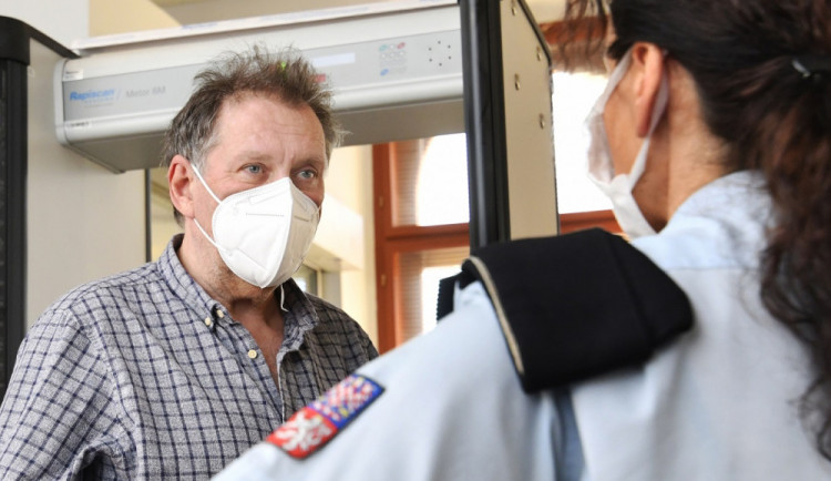 Tajně natáčel v nemocnici a mluvil o zabíjení covidových pacientů, muž nyní stanul před soudem.