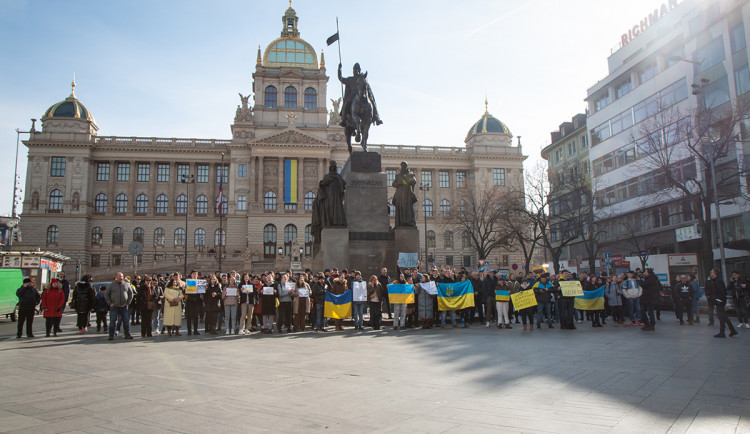 V centru Prahy demonstrovali Ukrajinci. Další protesty proběhly u ruského velvyslanectví