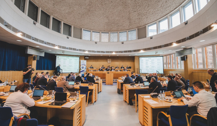 Jihočeský kraj přerušil spolupráci se Sverdlovskou oblastí v Rusku. Zastupitelé odsoudili útok na Ukrajinu.