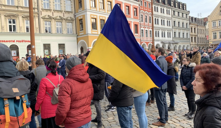 Pomoc Ukrajině. Lidé nabízí byty i chaty, kraj pošle peníze i telefony