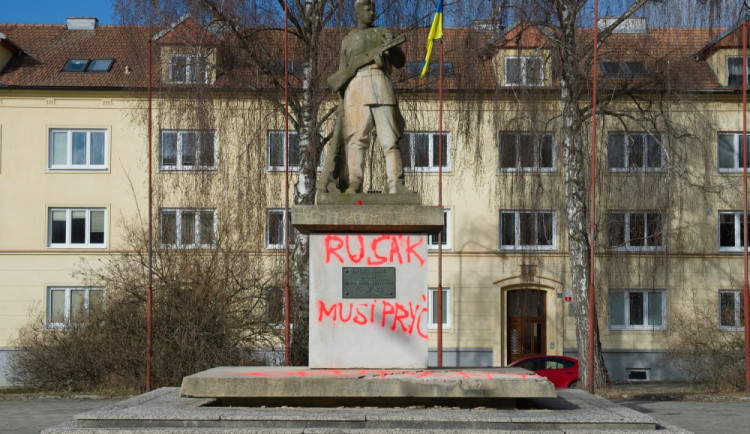 Odpůrci Ruska na Brněnsku posprejovali sochu rudoarmějce