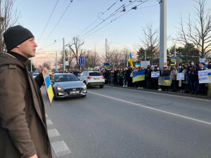 Před ruským konzulátem v Brně protestovali lidé proti invazi na Ukrajinu