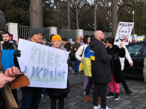 Před ruským konzulátem v Brně protestovali lidé proti invazi na Ukrajinu