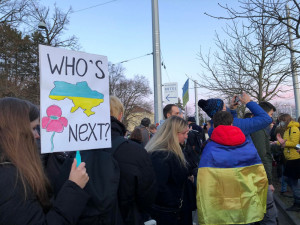 Před ruským konzulátem v Brně protestovali lidé proti invazi na Ukrajinu