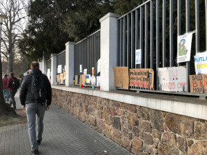 Před ruským konzulátem v Brně protestovali lidé proti invazi na Ukrajinu