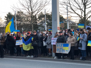 Před ruským konzulátem v Brně protestovali lidé proti invazi na Ukrajinu