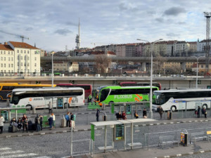 Autobusy mezi Prahou a Ukrajinou jsou plné. Kolony na hranicích jsou na desítky hodin