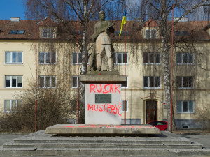 Odpůrci Ruska na Brněnsku posprejovali sochu rudoarmějce