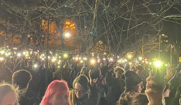 Táhněte, kolaboranti! Příznivci Ukrajiny přehlušili setkání sympatizantů Putinova režimu.