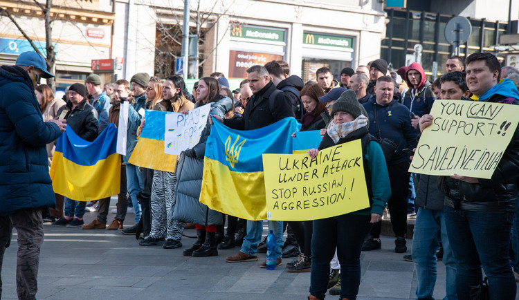 Praha je připravena ubytovat uprchlíky z Ukrajiny. Na nádražích vznikají informační stánky