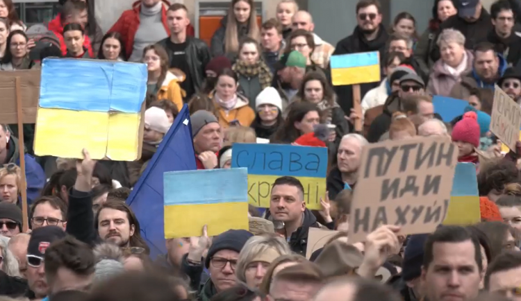 Náměstí v Brně zaplnily tisíce lidí protestující proti útoku Ruska na Ukrajinu