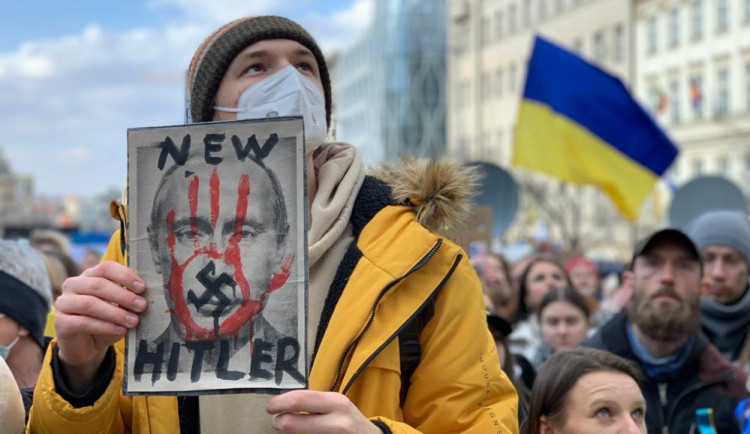 VIDEO: Slzy zoufalství i prosba o uzavření vzdušného prostoru. Tisíce lidí na Václaváku podpořily Ukrajinu