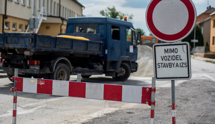 Nové povrchy i chodníky. Nový Bor investuje do oprav silnic přes deset milionů