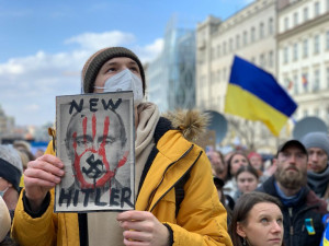 VIDEO: Slzy zoufalství i prosba o uzavření vzdušného prostoru. Tisíce lidí na Václaváku podporují Ukrajinu