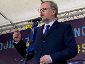 Slzy zoufalství i prosba o uzavření vzdušného prostoru. Tisíce lidí na Václaváku podporují Ukrajinu.