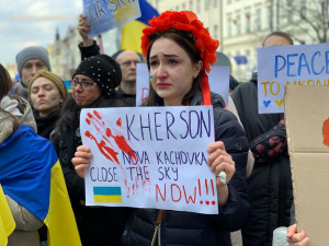 Slzy zoufalství i prosba o uzavření vzdušného prostoru. Tisíce lidí na Václaváku podporují Ukrajinu.