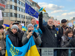 Slzy zoufalství i prosba o uzavření vzdušného prostoru. Tisíce lidí na Václaváku podporují Ukrajinu.
