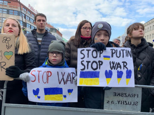 Slzy zoufalství i prosba o uzavření vzdušného prostoru. Tisíce lidí na Václaváku podporují Ukrajinu.