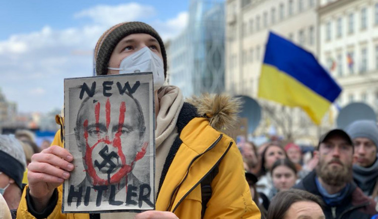 Slzy zoufalství i prosba o uzavření vzdušného prostoru. Tisíce lidí na Václaváku podporují Ukrajinu.