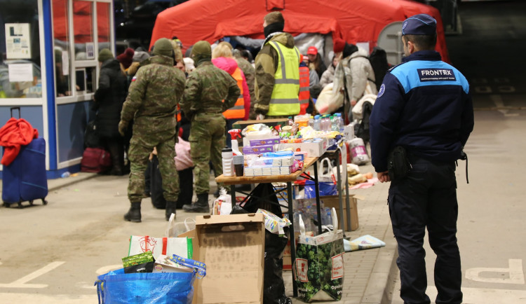 Ukrajinské ženy a děti čekají na hranicích s EU v mrazech desítky hodin