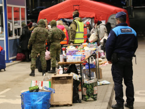 Ukrajinské ženy a děti čekají na hranicích s EU v mrazech desítky hodin