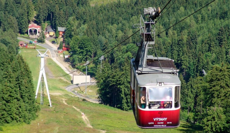 Na Ještěd autobusem? Kraj zajistí náhradní dopravu místo lanovky