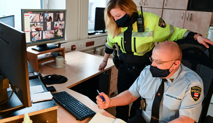 Opilý muž v Brně chtěl ujet strážníkům. Pak hledal bundu, kterou svět neviděl