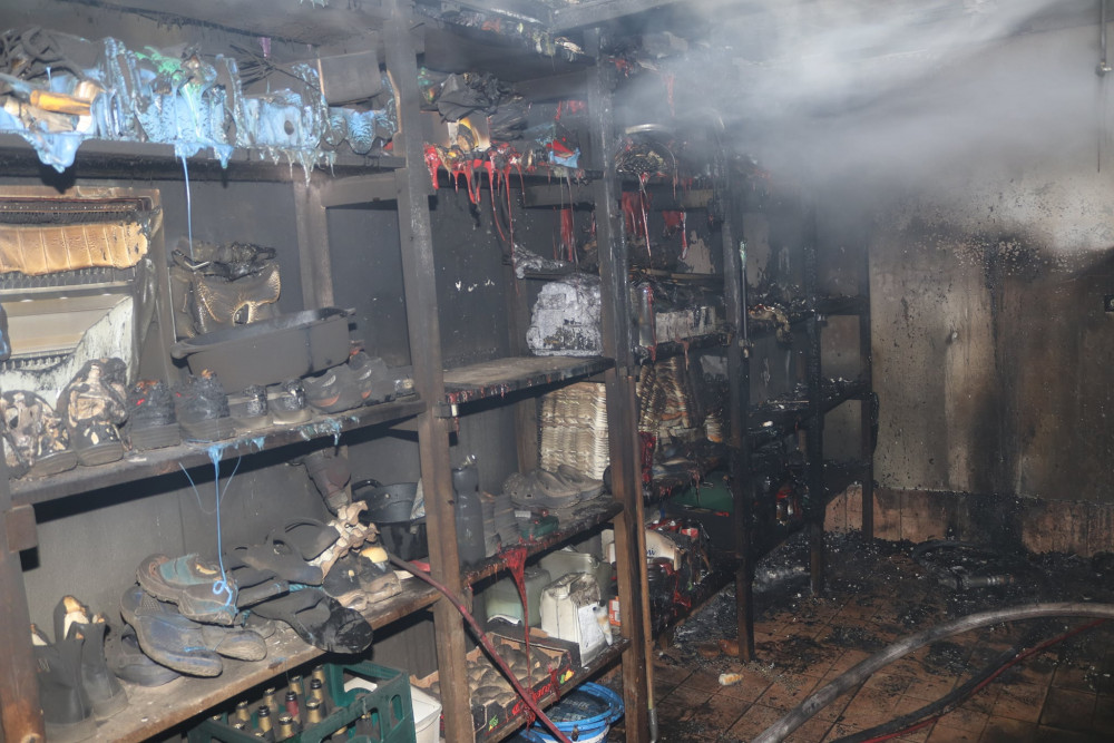 Plameny při požáru garáže a kotelny poškodily i obytnou část domu, škoda přesáhne 600 tisíc korun