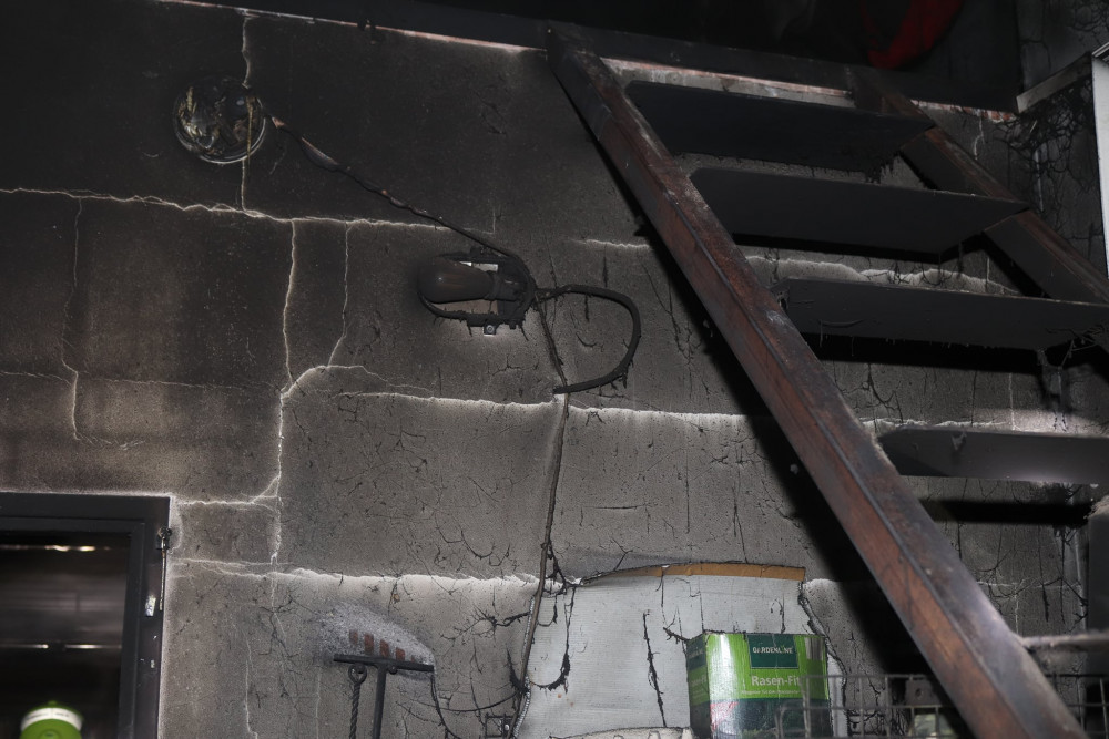 Plameny při požáru garáže a kotelny poškodily i obytnou část domu, škoda přesáhne 600 tisíc korun