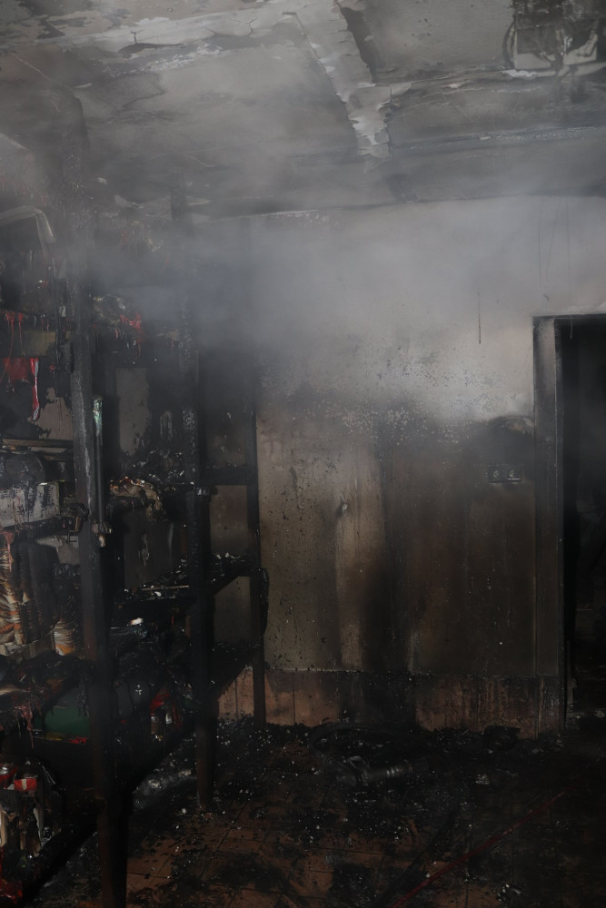 Plameny při požáru garáže a kotelny poškodily i obytnou část domu, škoda přesáhne 600 tisíc korun