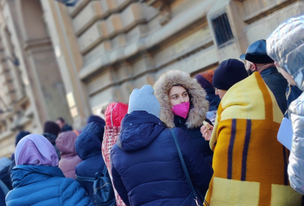 Stovky uprchlíků z Ukrajiny čekají v Plzni ve frontách na víza a bydlení