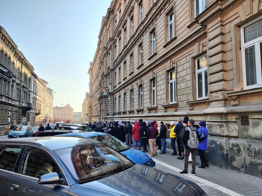 Stovky uprchlíků z Ukrajiny čekají v Plzni ve frontách na víza a bydlení