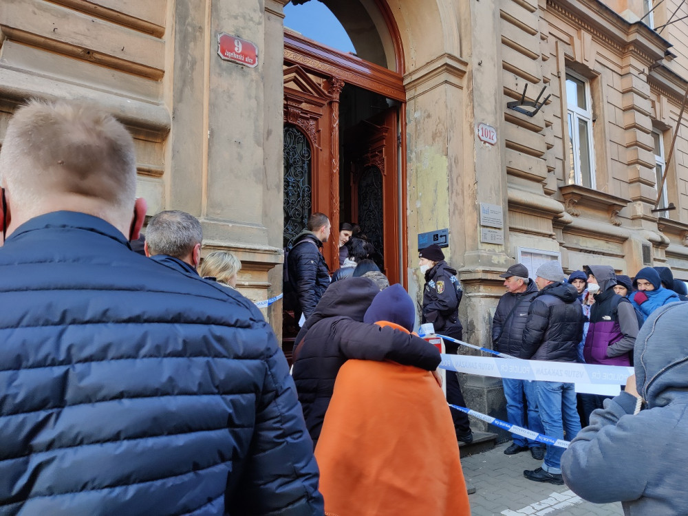 Stovky uprchlíků z Ukrajiny čekají v Plzni ve frontách na víza a bydlení