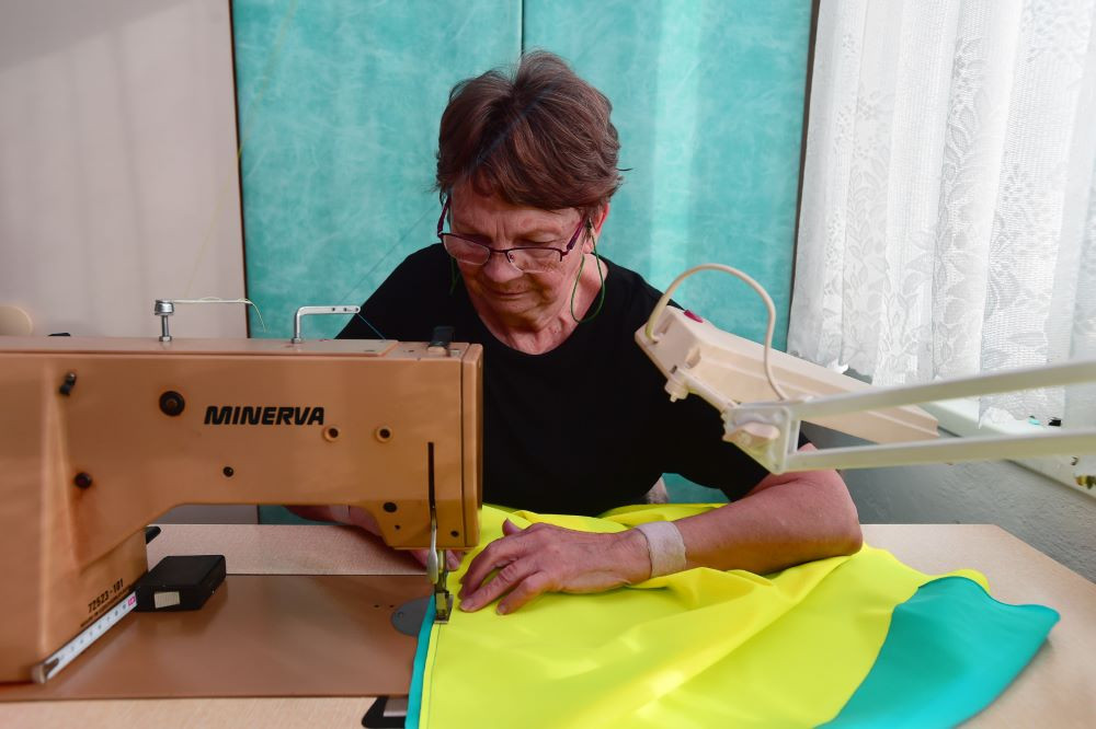 Důchodci ze Samotišek se vrátili k šití vlajek, kvůli obrovské poptávce